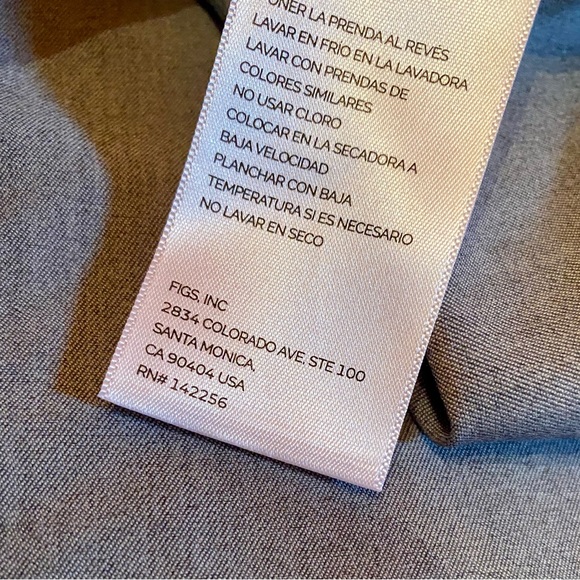 🩺Figs Catarina One-Pocket Scrub Top in Graphite🩺 NWOT - Picture 11 of 15